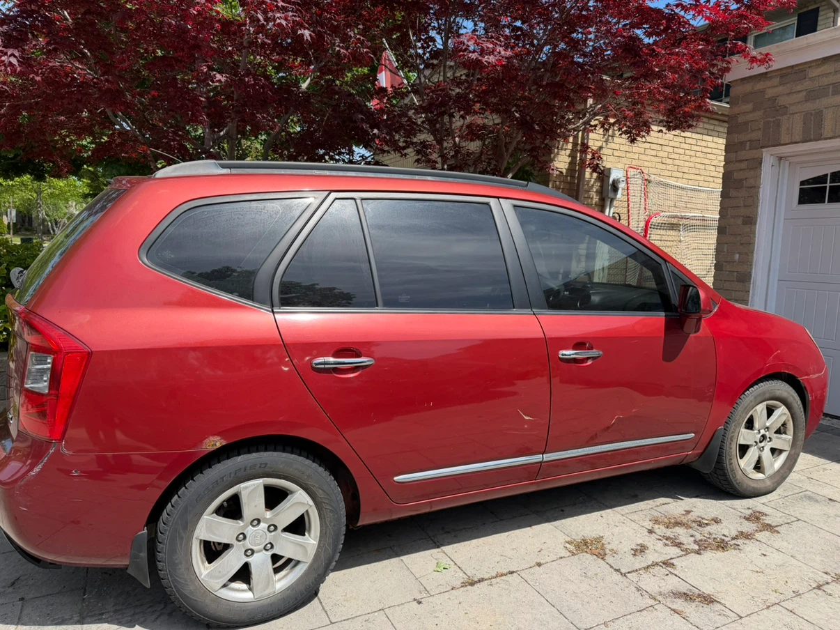 Red Kia Rondo - photo 3