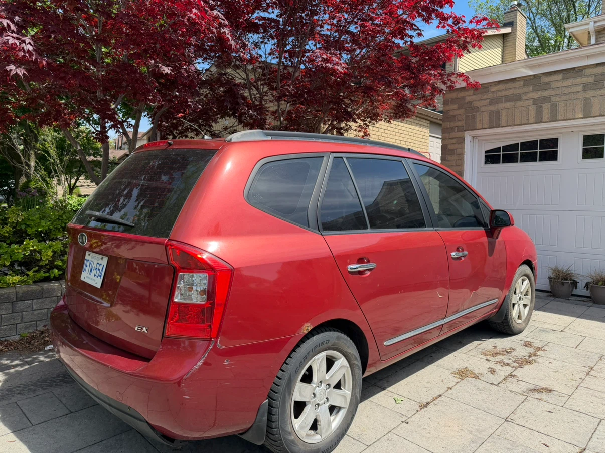 Red Kia Rondo - photo 4