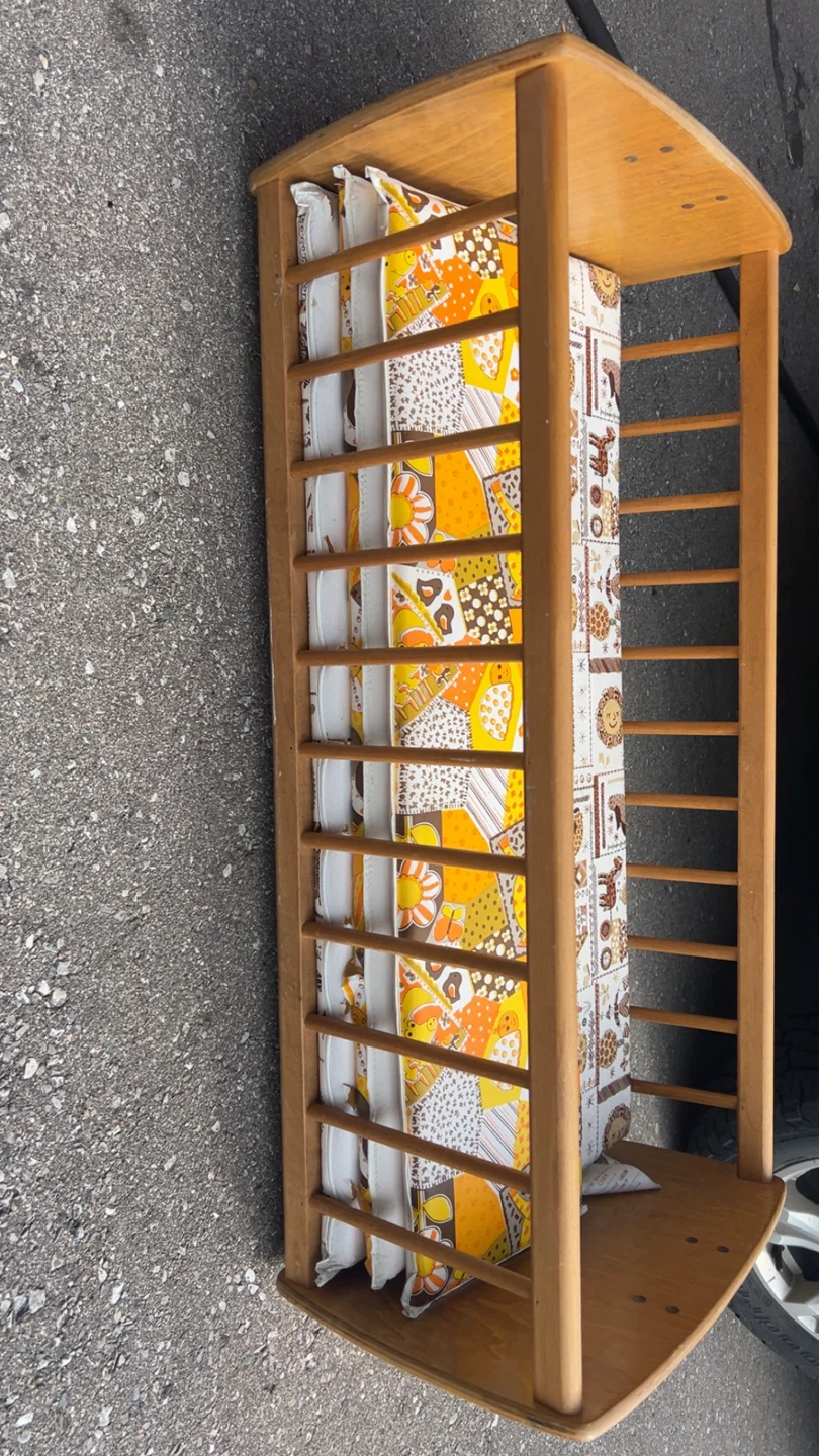 Wooden baby bassinet with patterned mattress - photo 2