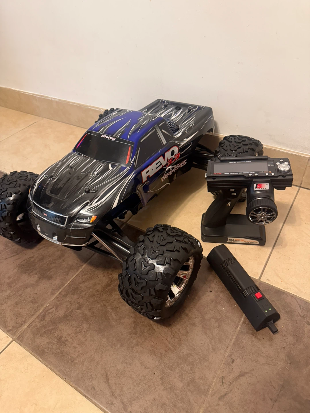 TRAXXAS REVO RC Monster Truck