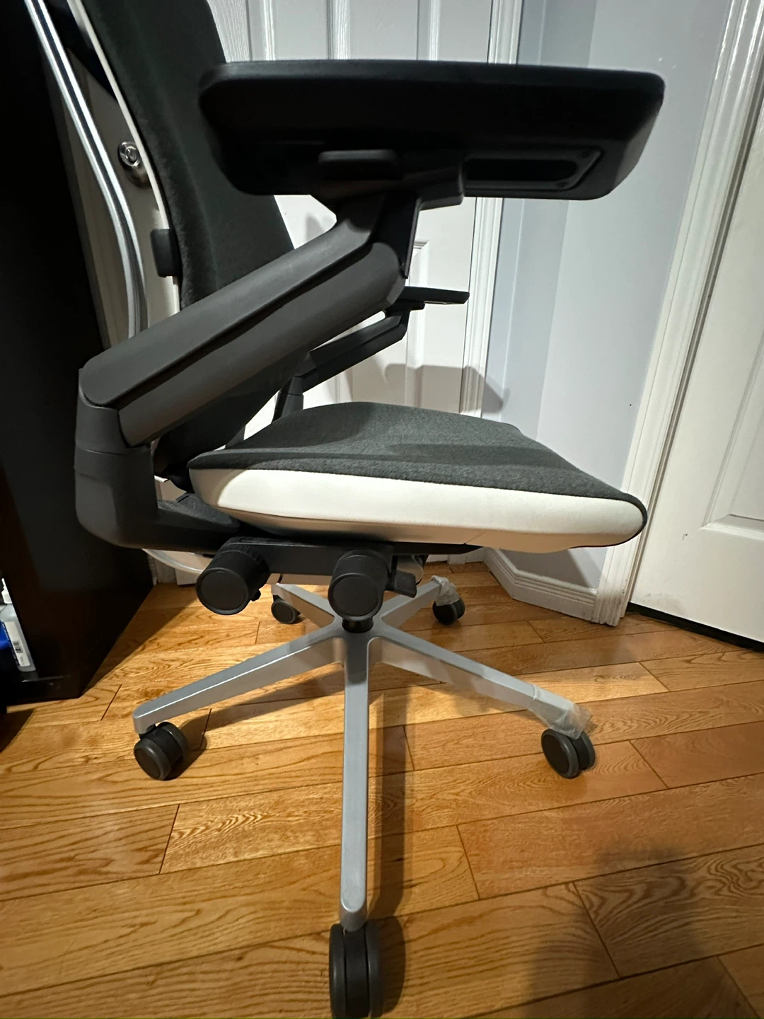 Steelcase Gesture Ergonomic Chair and BRAND NEW Sealed Seat - photo 4