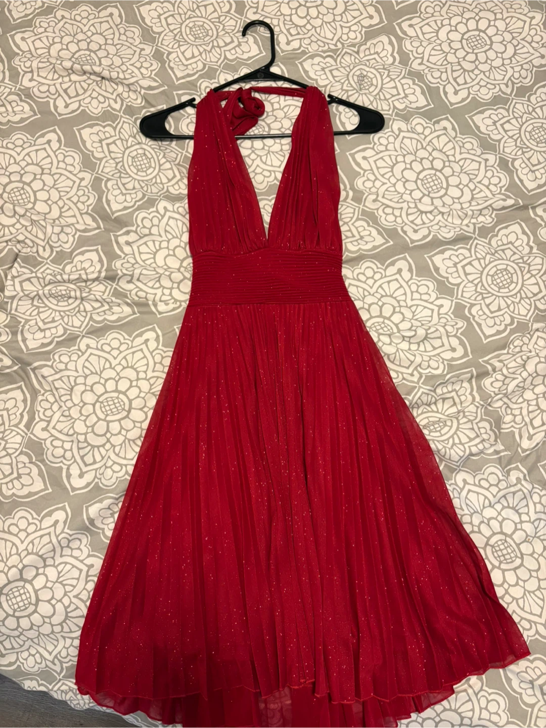 Robe de soirée rouge étincelante à col licou