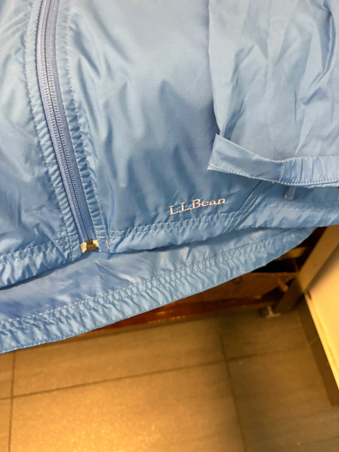 LL Bean Women’s Med Blue jacket for rain, wind and travel! - photo 5