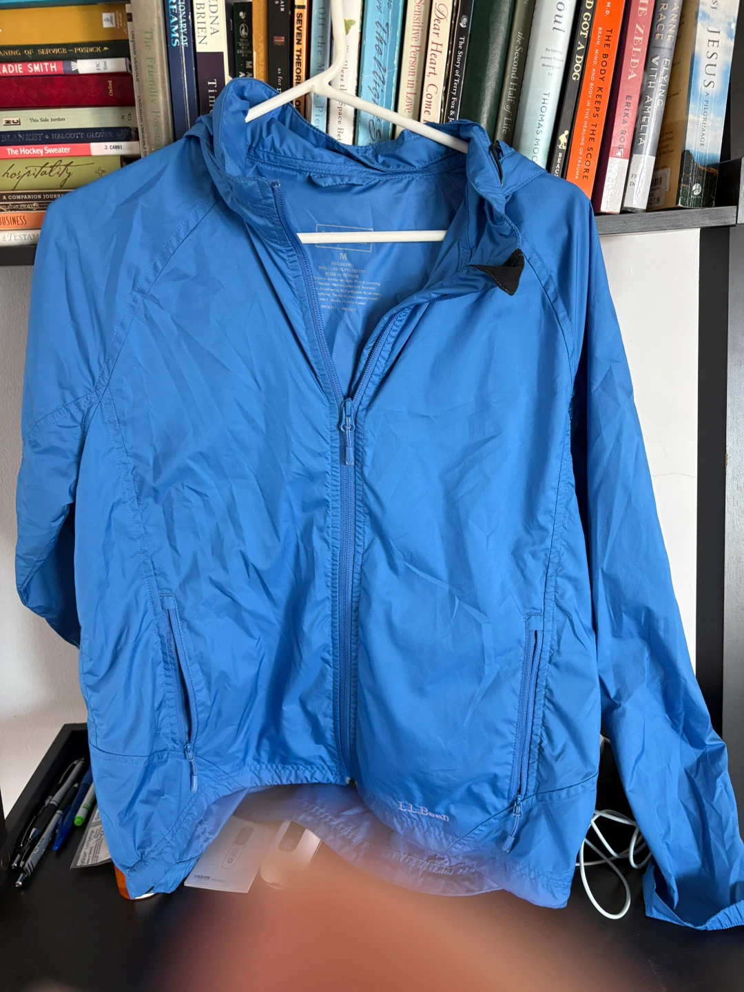 LL Bean Women’s Med Blue jacket for rain, wind and travel! - photo 2
