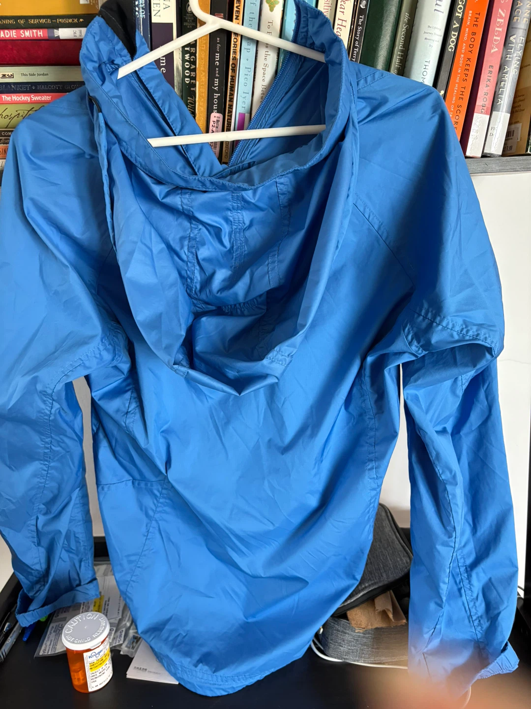 LL Bean Women’s Med Blue jacket for rain, wind and travel! - photo 4