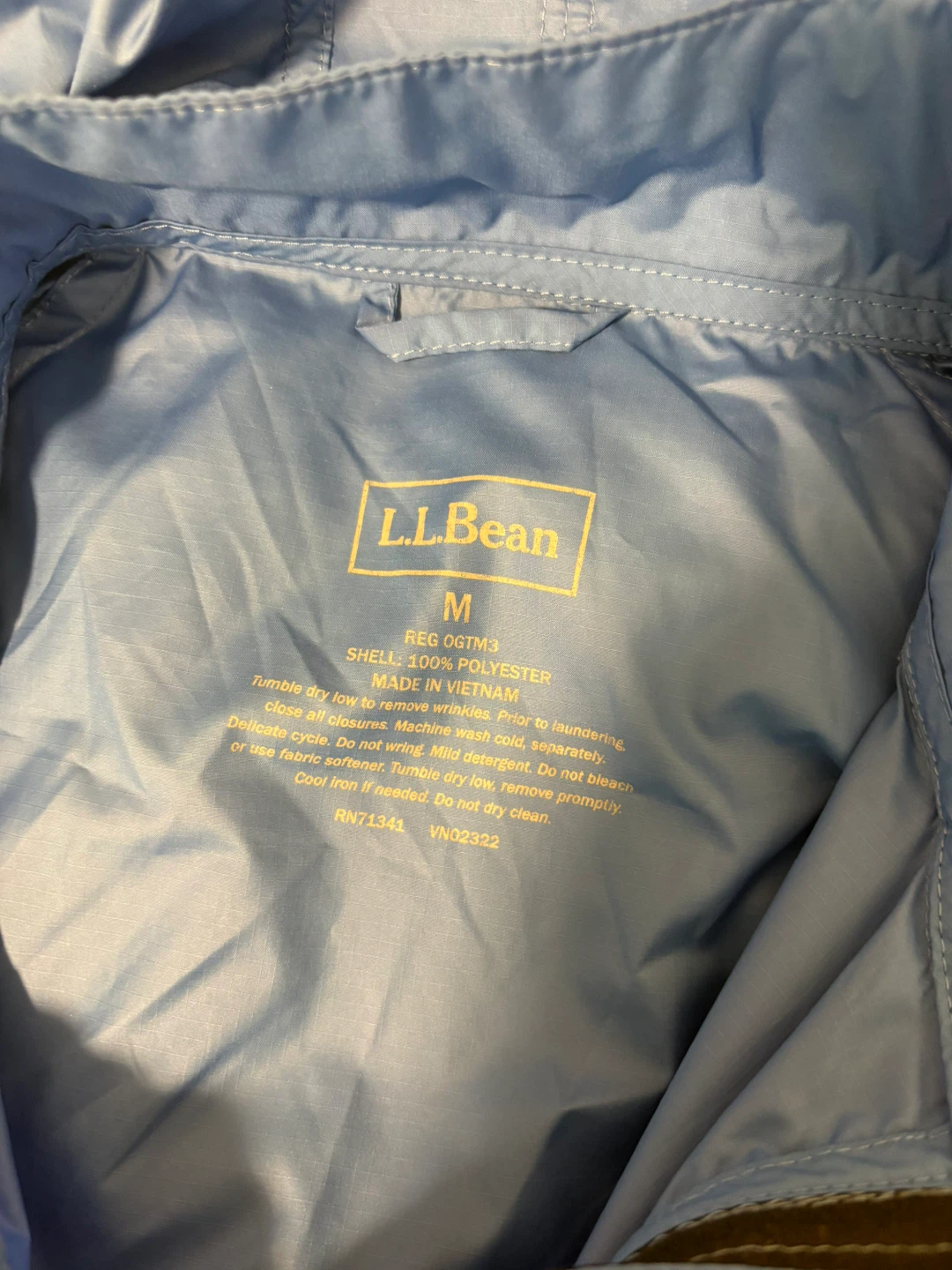 LL Bean Women’s Med Blue jacket for rain, wind and travel! - photo 3