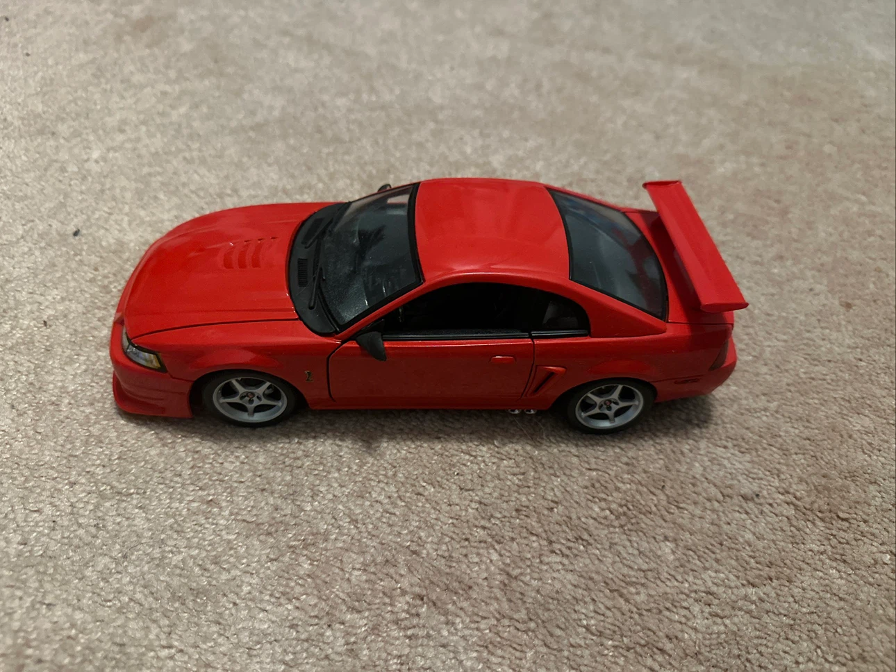 1/18th MAISTO SVT COBRA R 2000 FORD MUSTANG RED