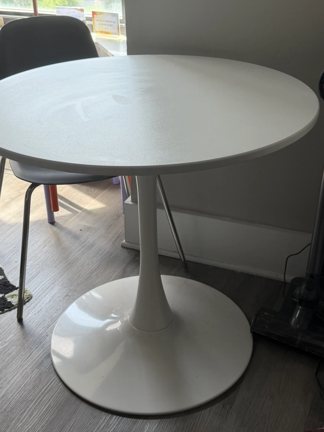 32” White Round Pedestal Dining Table