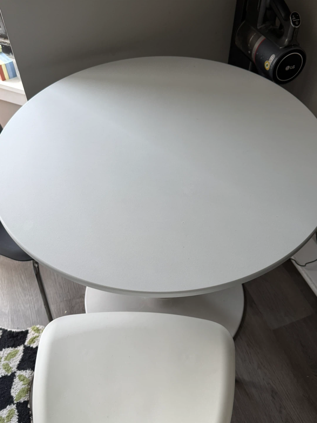 32” White Round Pedestal Dining Table - photo 2