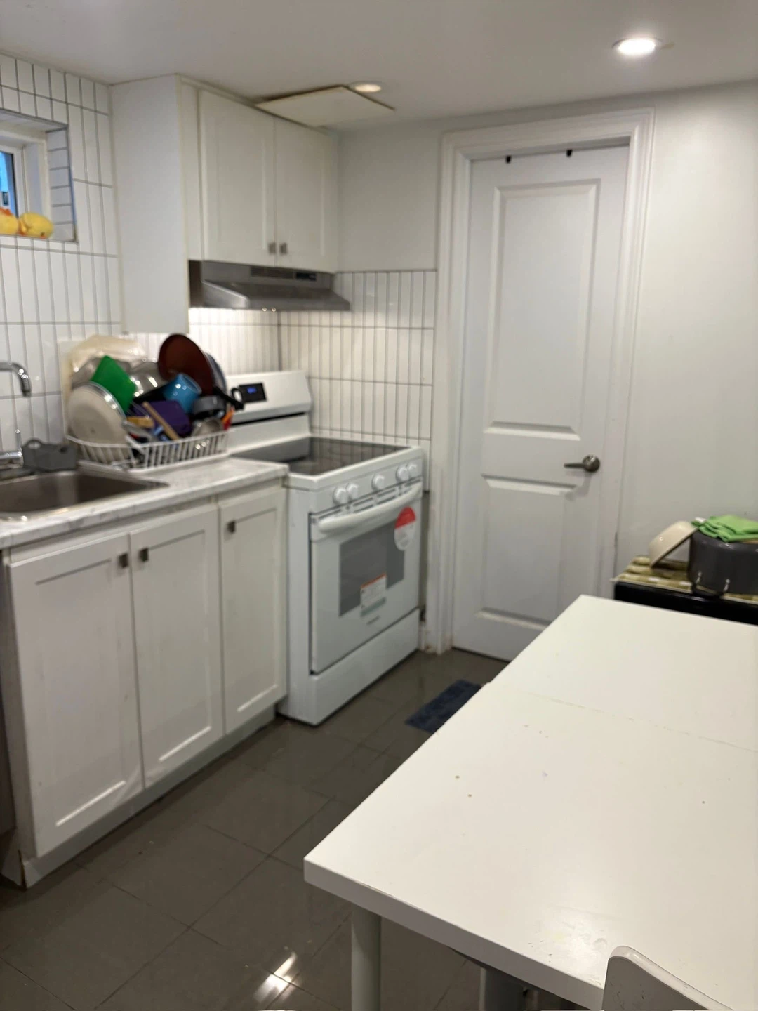 Basement apartment - 2 Rooms for rent - photo 2