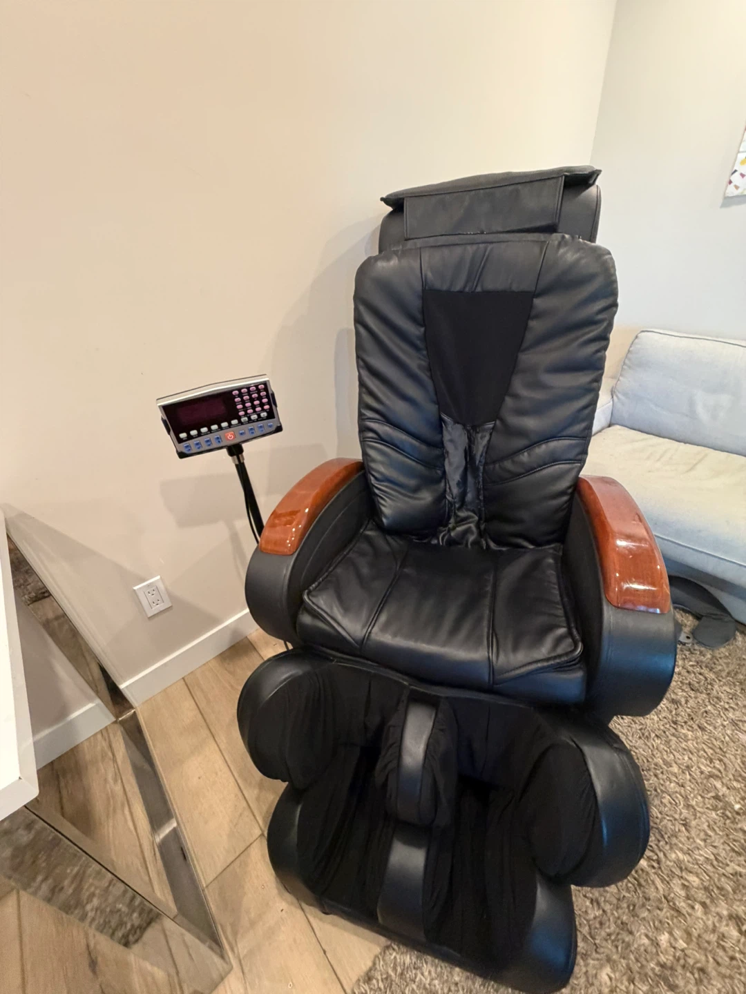 Full-body shiatsu massage chair