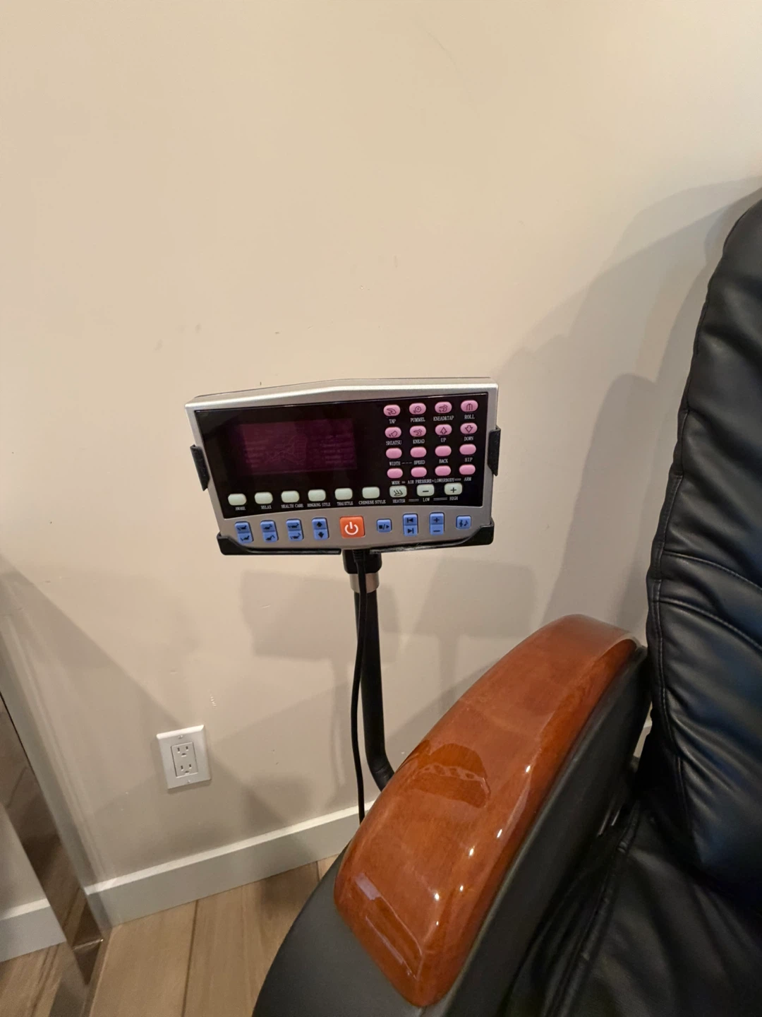 Full-body shiatsu massage chair - photo 3