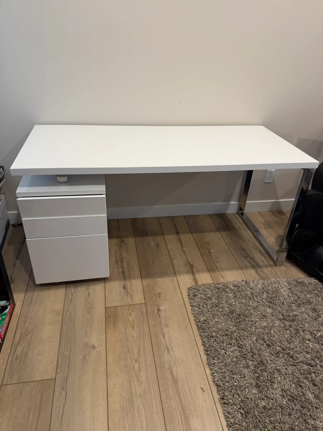 White high-gloss desk with chrome legs