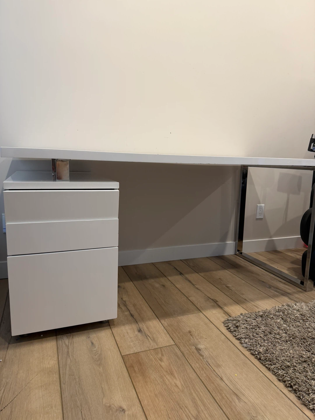 White high-gloss desk with chrome legs - photo 2