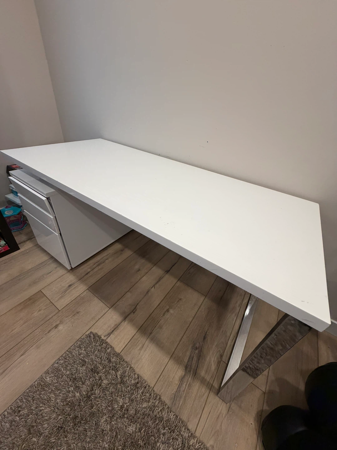 White high-gloss desk with chrome legs - photo 3