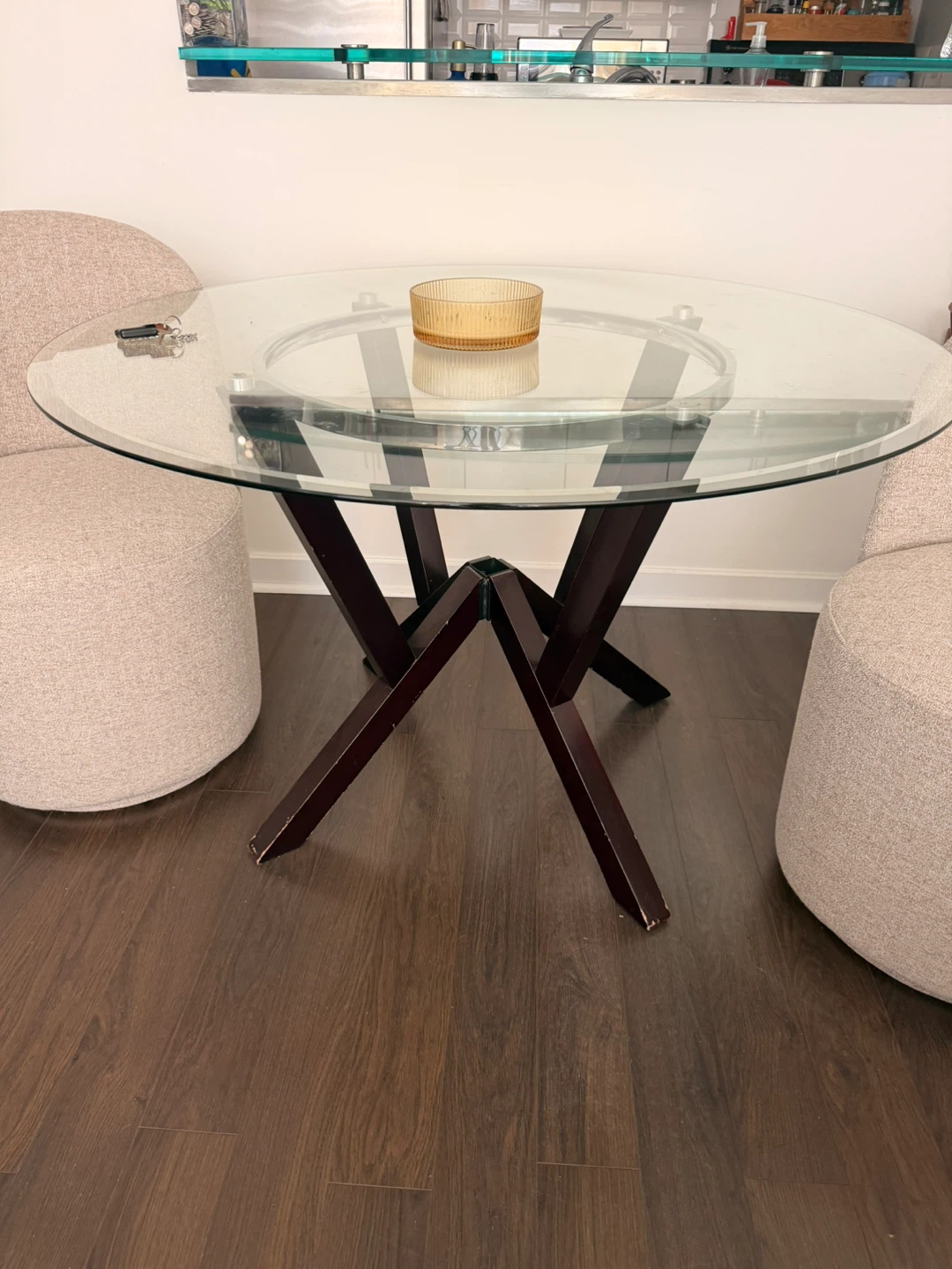 Couch, dresser, and glass dining table. Need to go today! - photo 3