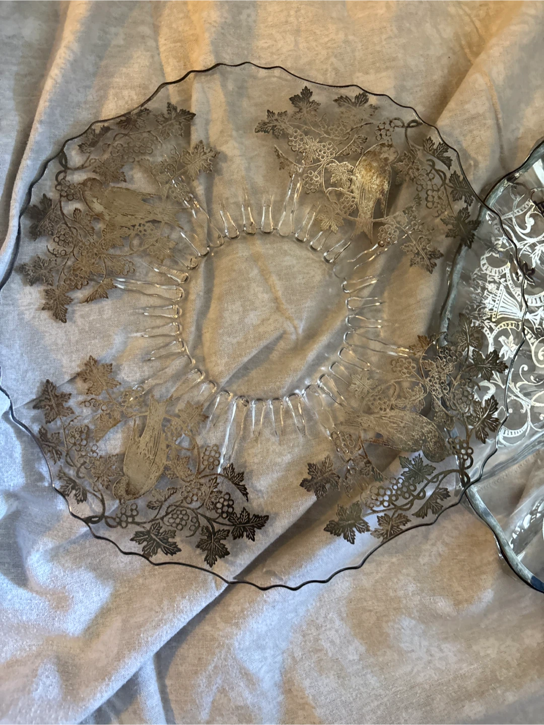 Glass serving plates with ornate silver design - photo 2