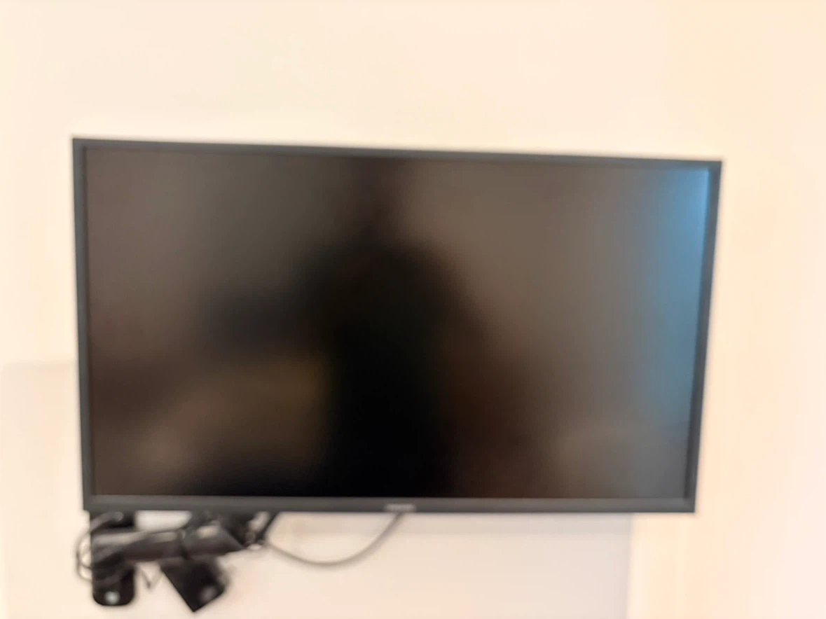Samsung 32" 4K Monitor & Wall Mount