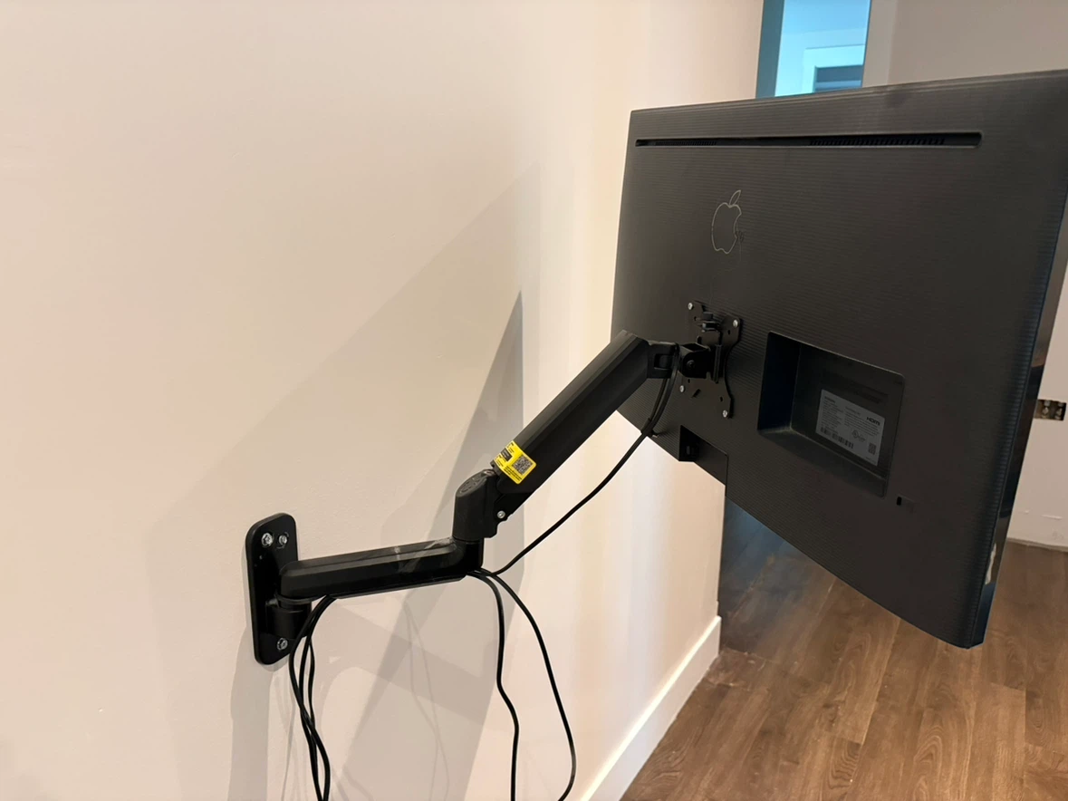 Samsung 32" 4K Monitor & Wall Mount - photo 2