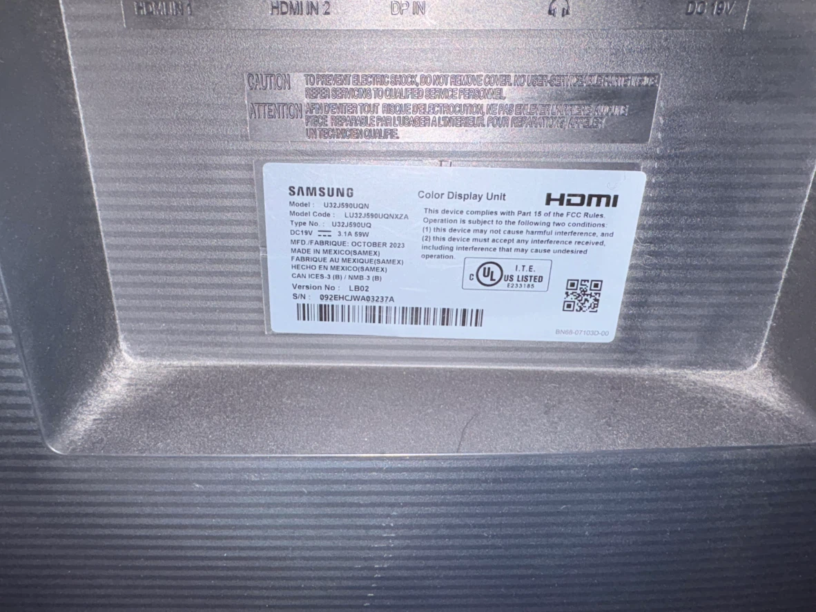 Samsung 32" 4K Monitor & Wall Mount - photo 3