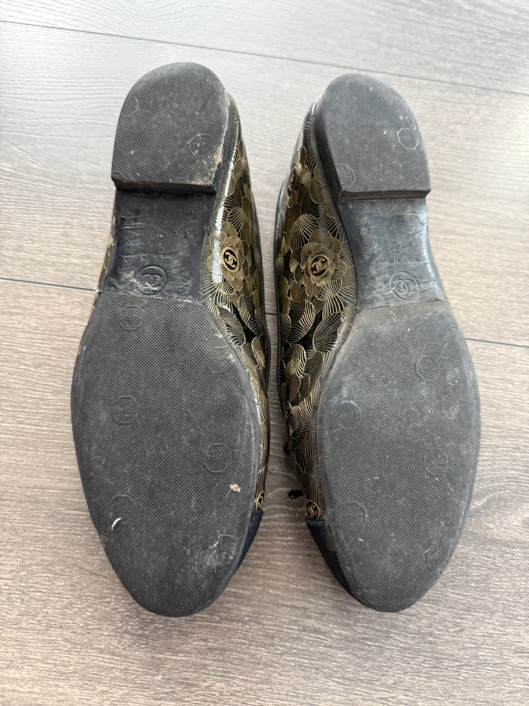 Authentic CHANEL Black & Gold Ballet Flats - photo 4