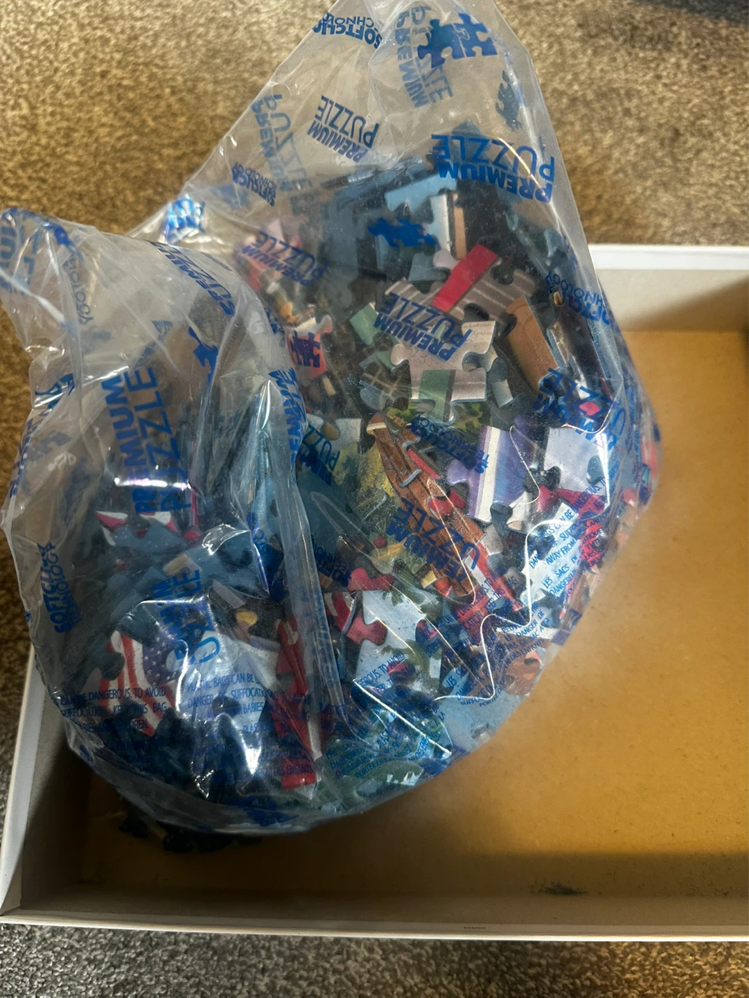 (NEW) Ravensburger 750 Piece Puzzle - photo 2