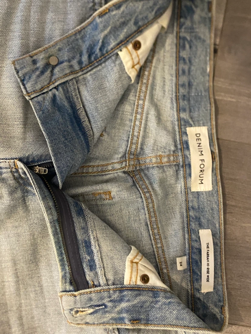 ARITZIA Denim Forum The Farrah High Rise Jeans - Light Wash - photo 2