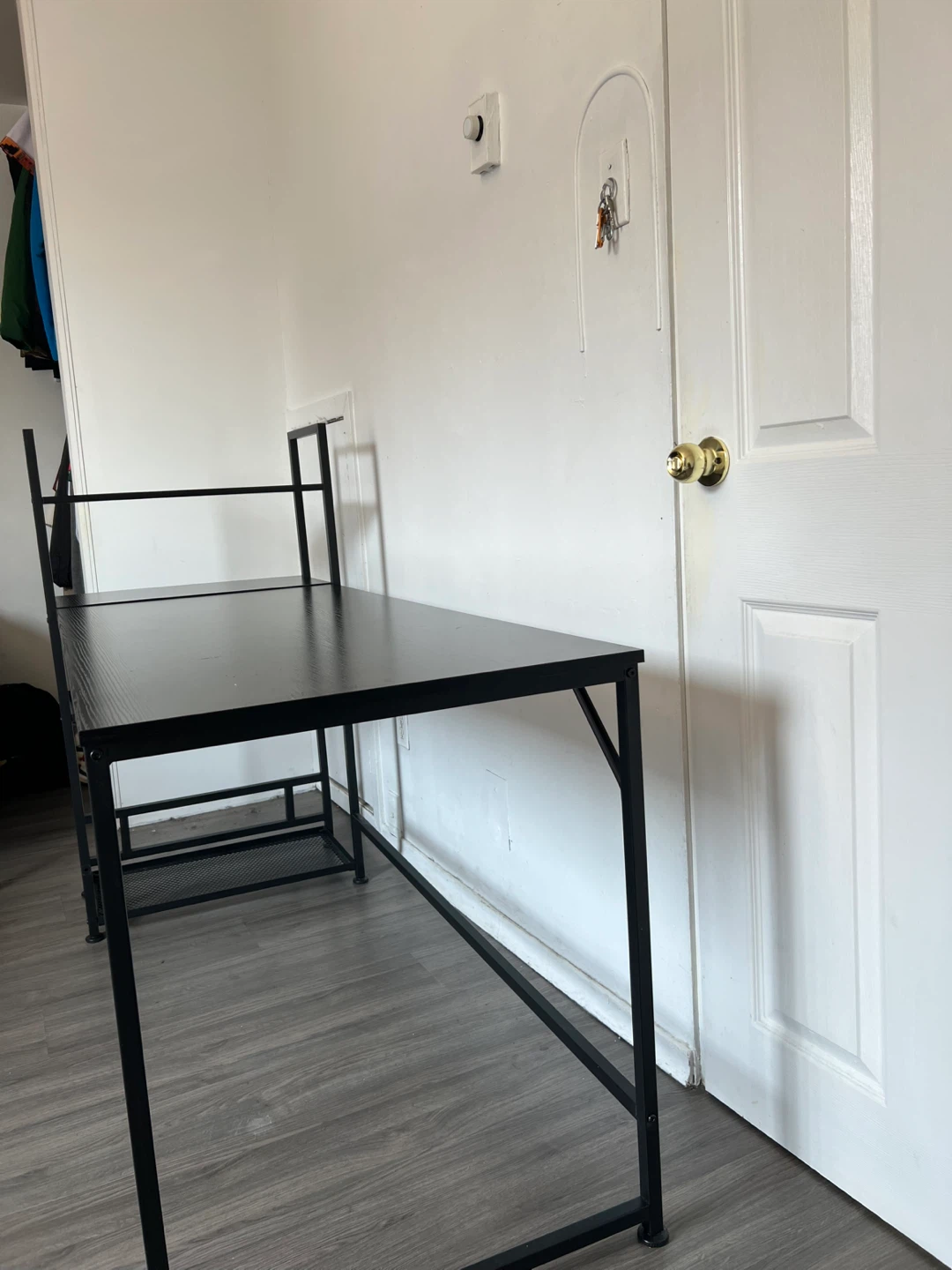 Desk - photo 4