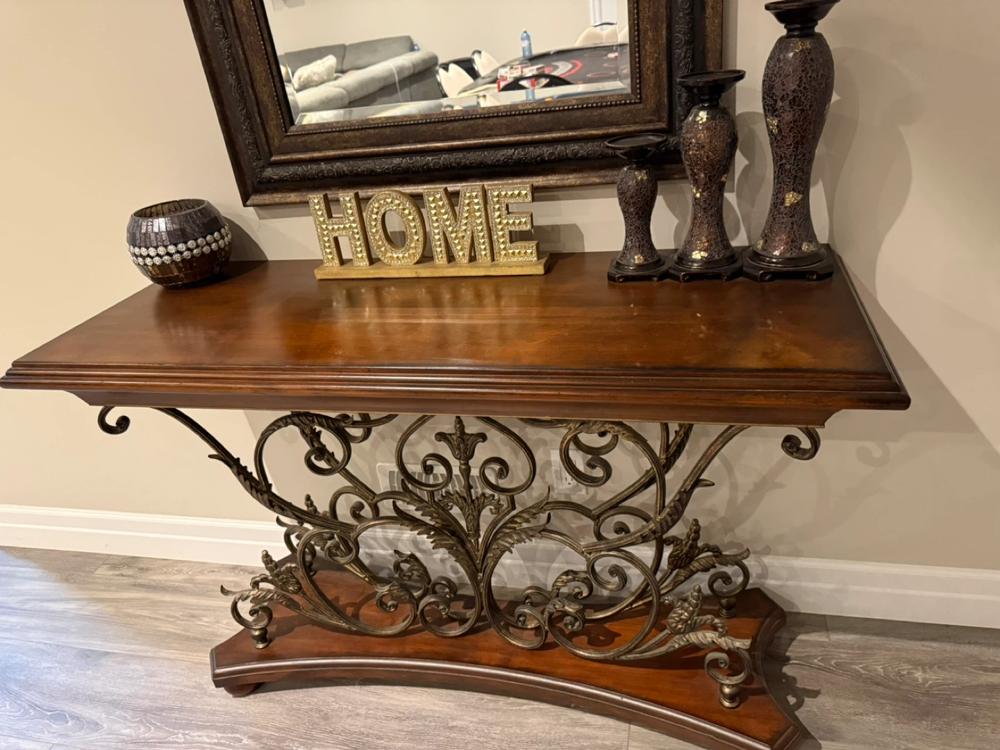 Beautiful console table in amazing condition.