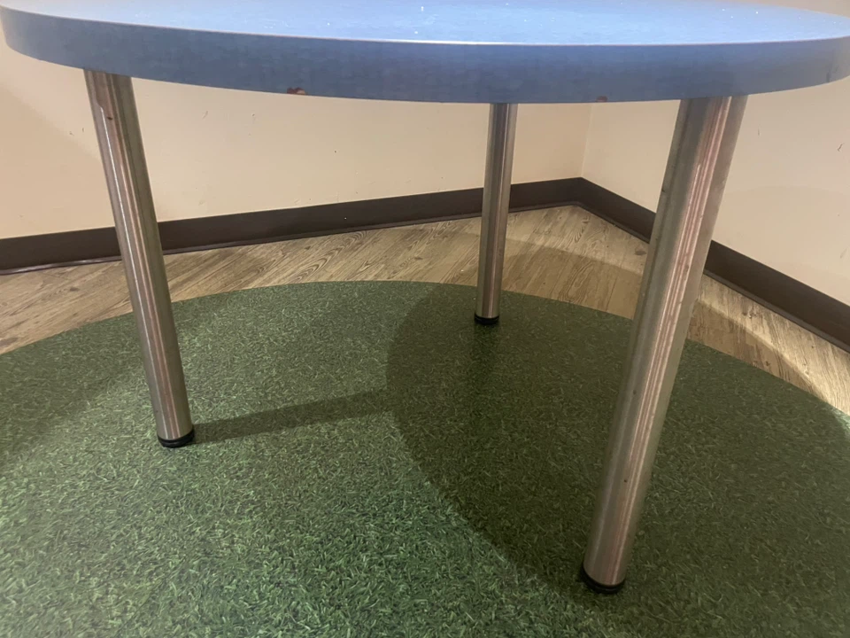 Round Table with Metal Legs - photo 4