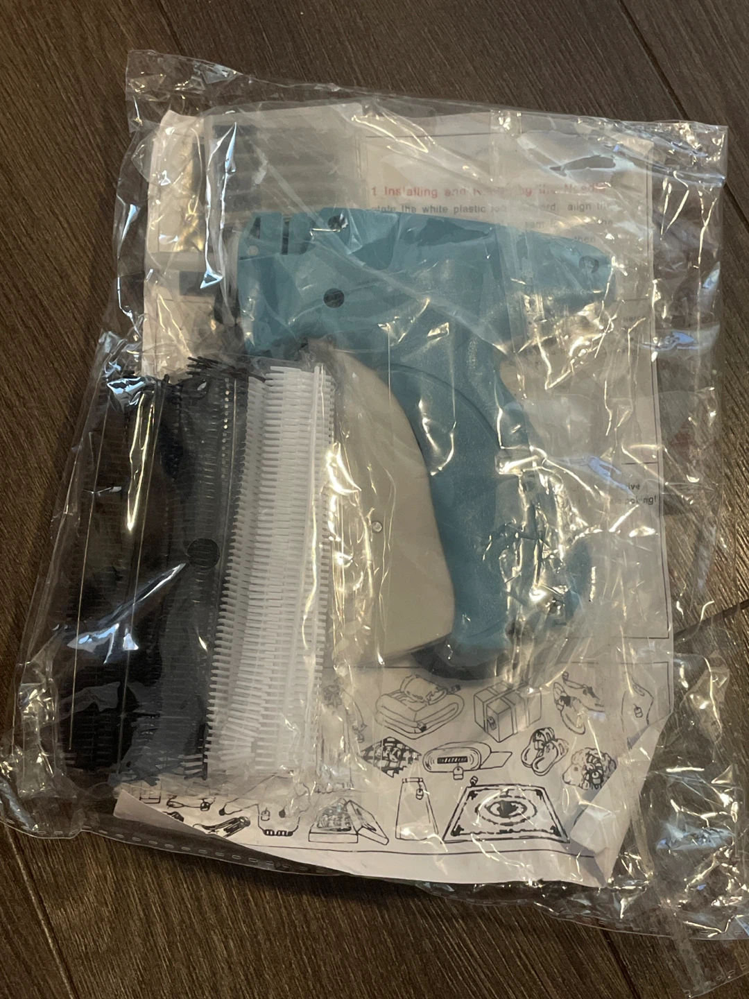 New Tagging Gun with 5 Needles and Fasteners - photo 3