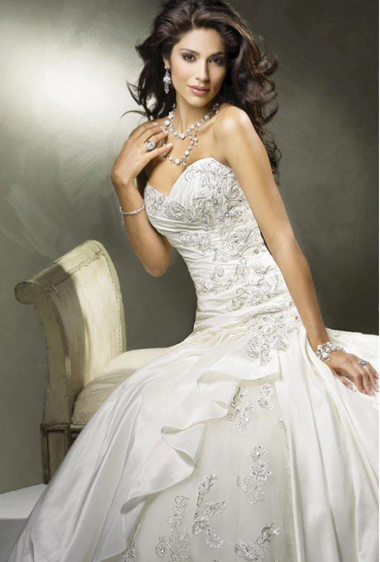 beautiful White Wedding Grown and Veil with Beaded Edge - photo 3