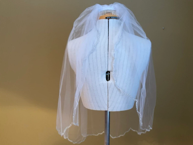beautiful White Wedding Grown and Veil with Beaded Edge - photo 5