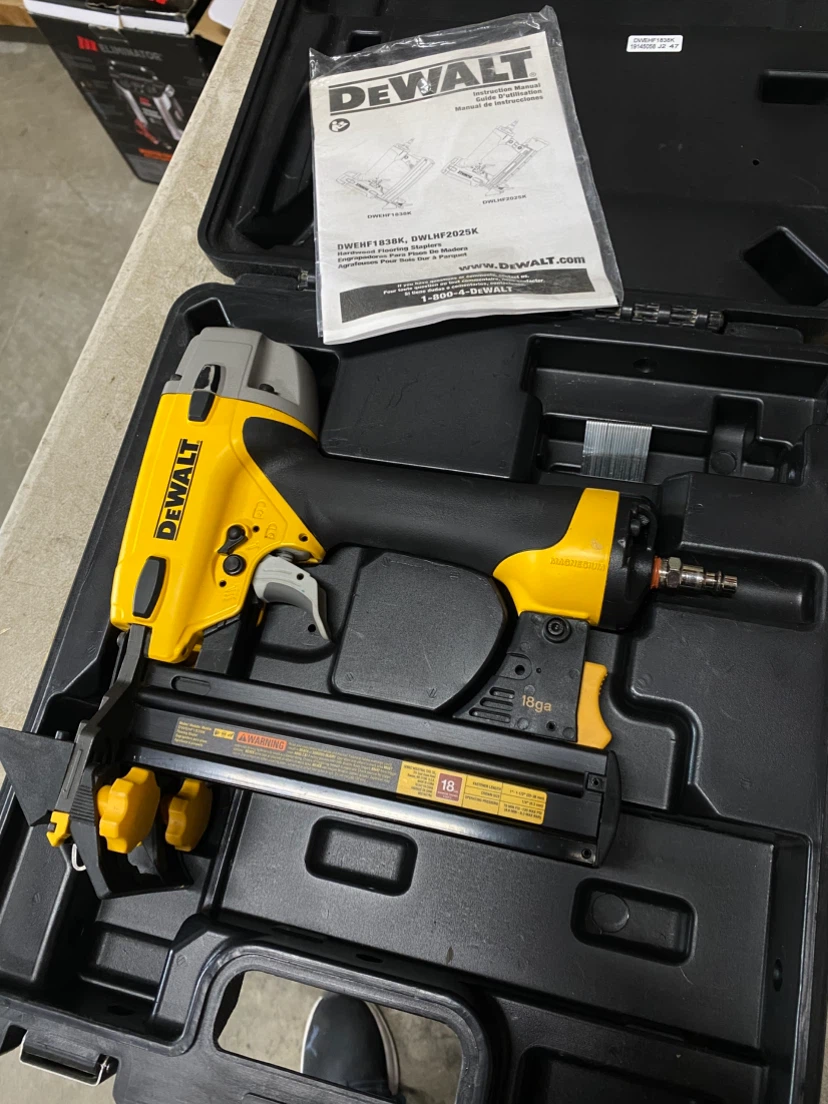 Dewalt 18g 7/32” crown flooring stapler