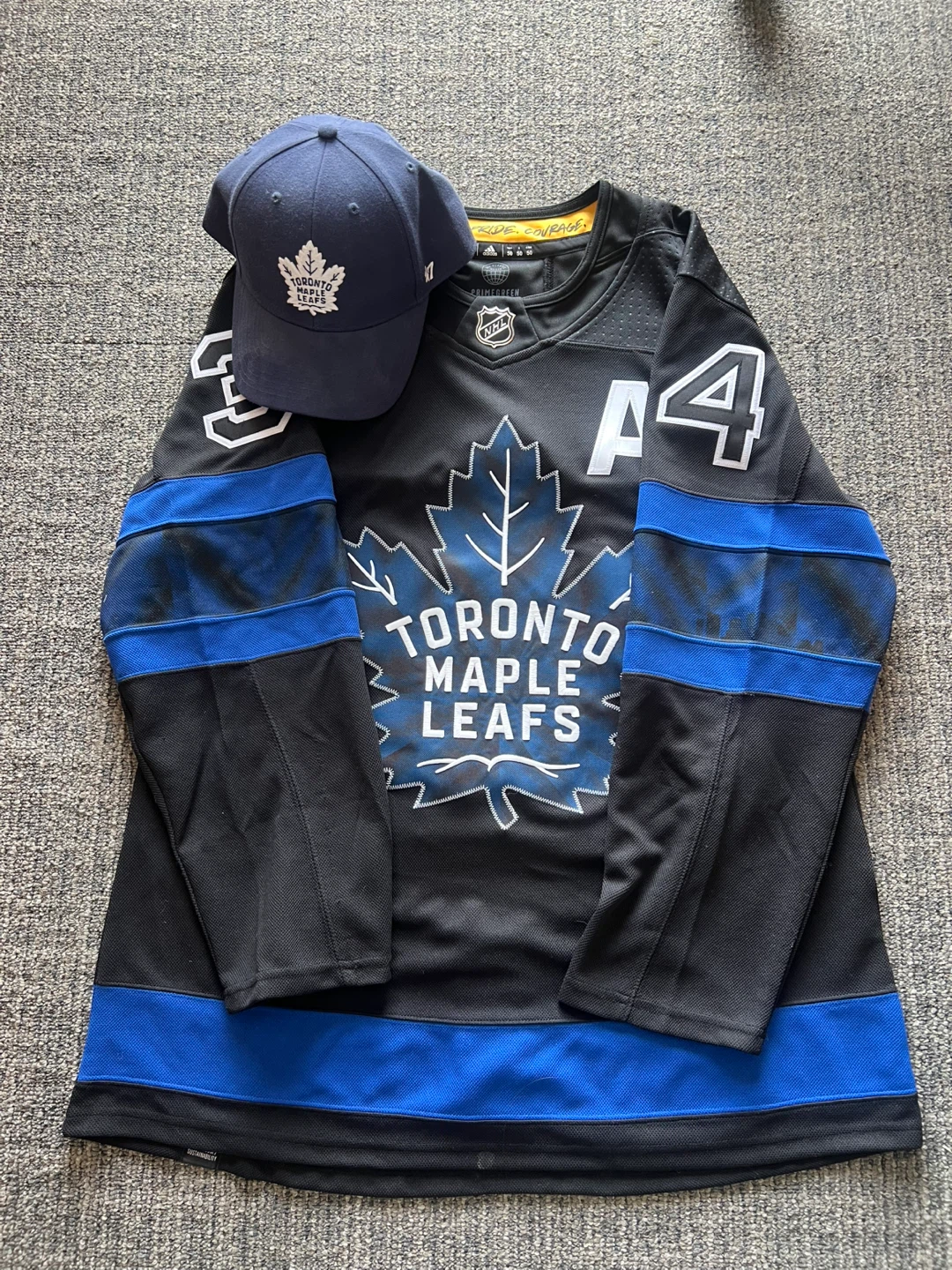 Toronto Maple Leafs Adidas Jersey & Cap - Matthews #34