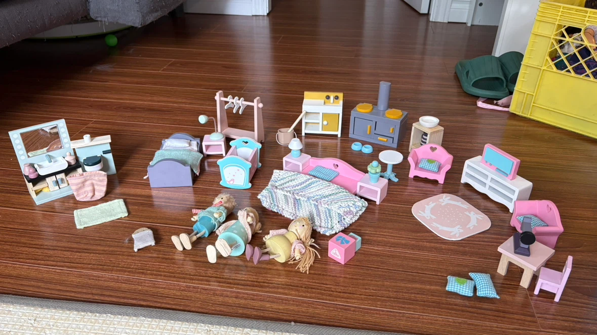Wooden Dollhouse with tenderleaf furniture and dolls - photo 2