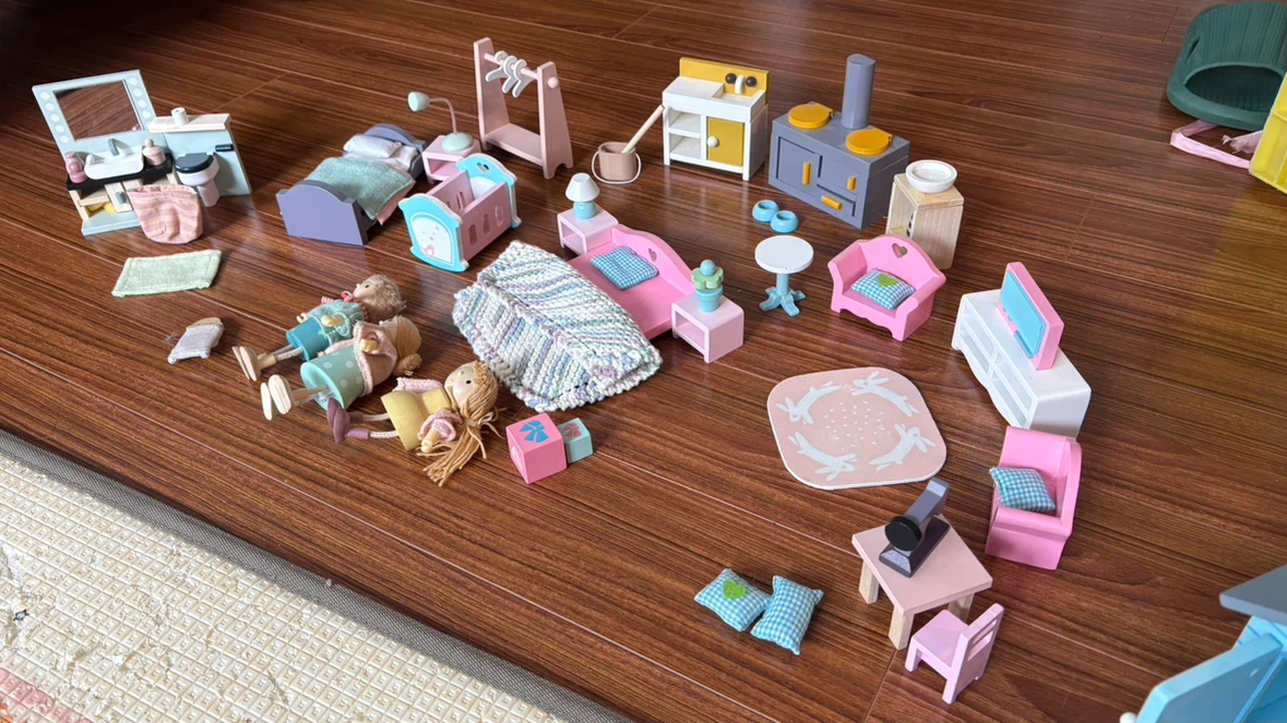 Wooden Dollhouse with tenderleaf furniture and dolls - photo 4