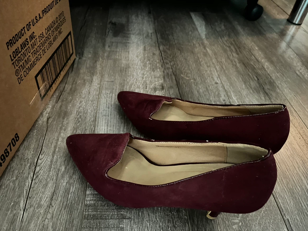 Women's Burgundy Suede Pumps
