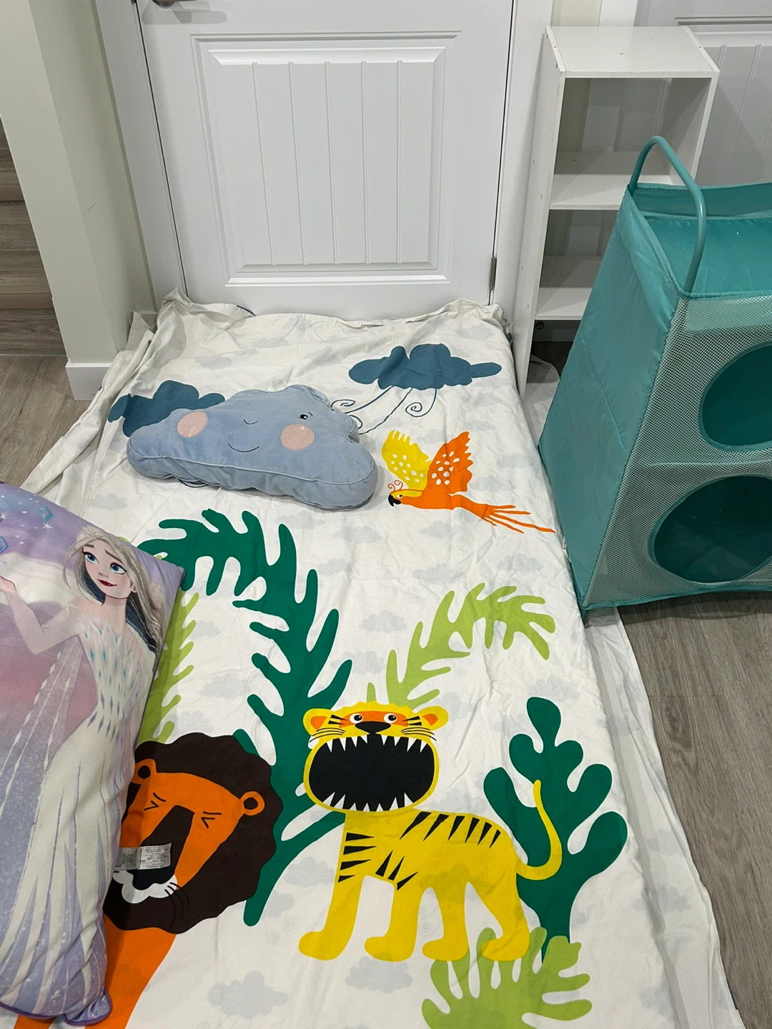 Kids foam mattress and duvet cover with pillows - photo 2