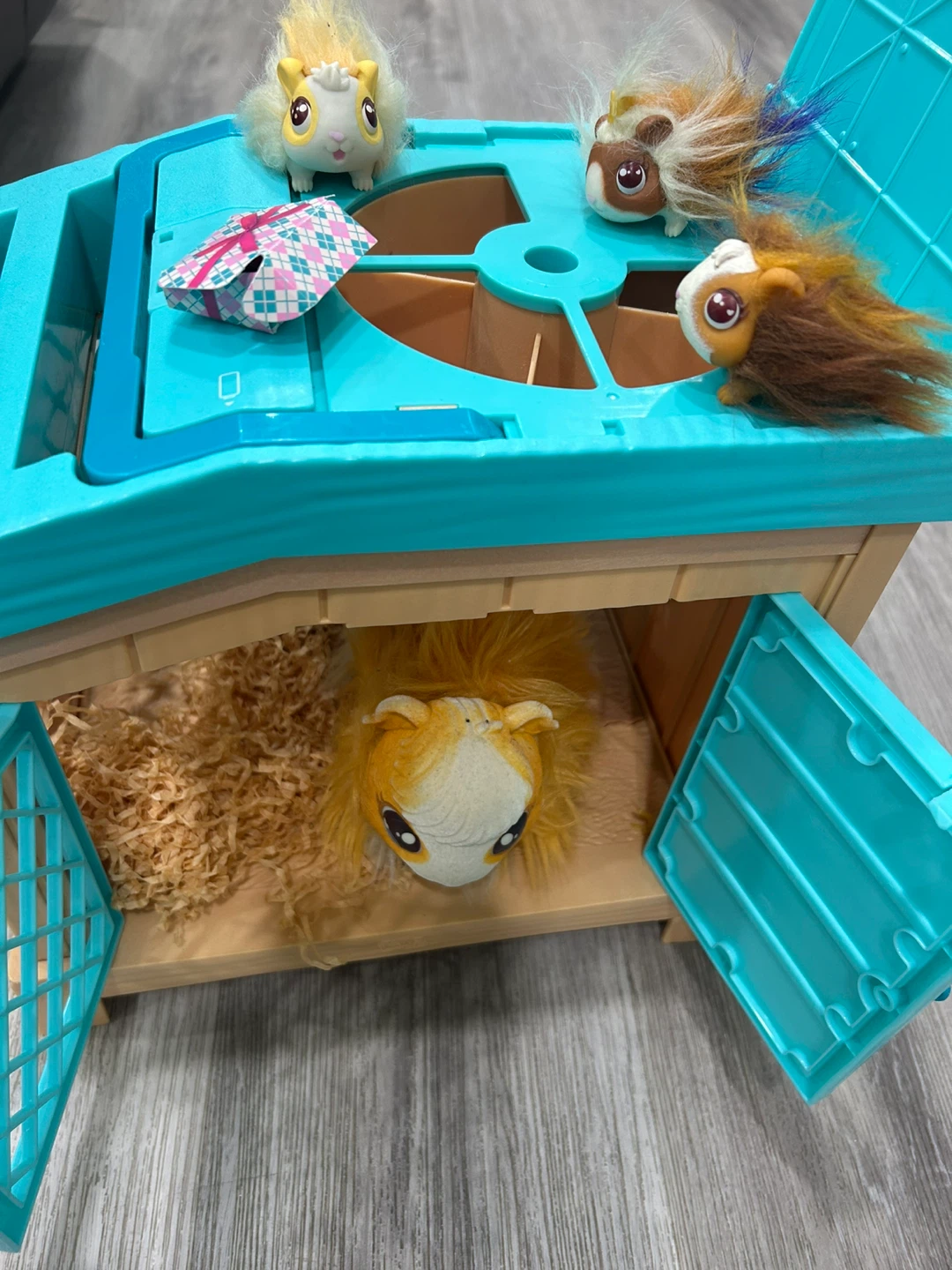 Little Live Pets Mama Surprise Guinea Pig Hutch with 3 Babies - photo 3