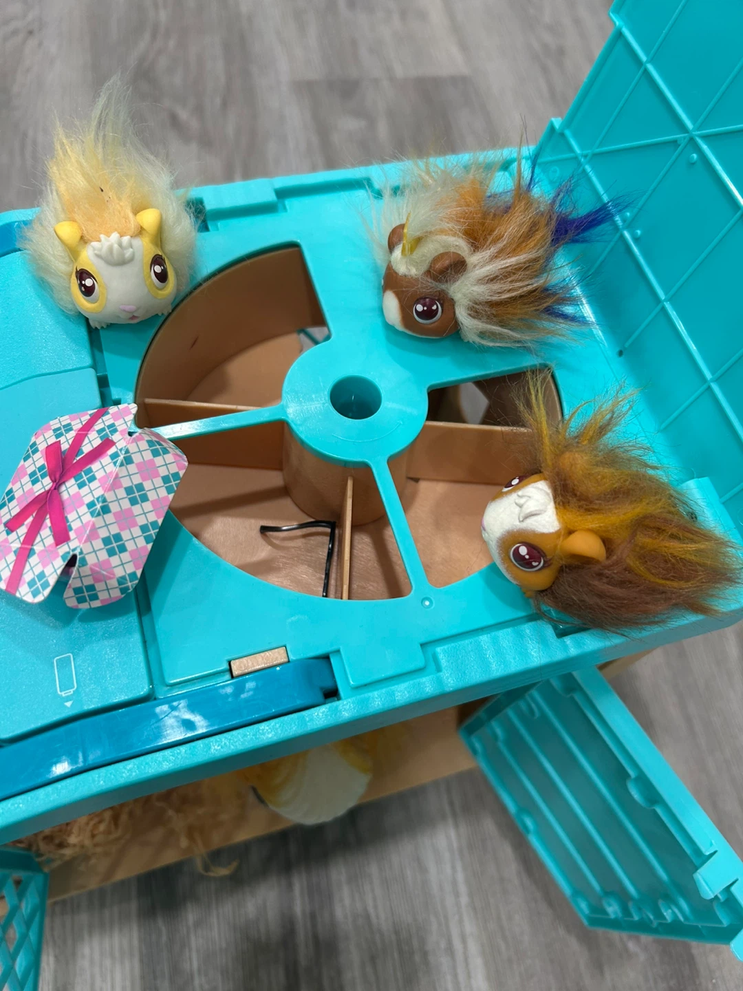 Little Live Pets Mama Surprise Guinea Pig Hutch with 3 Babies - photo 4