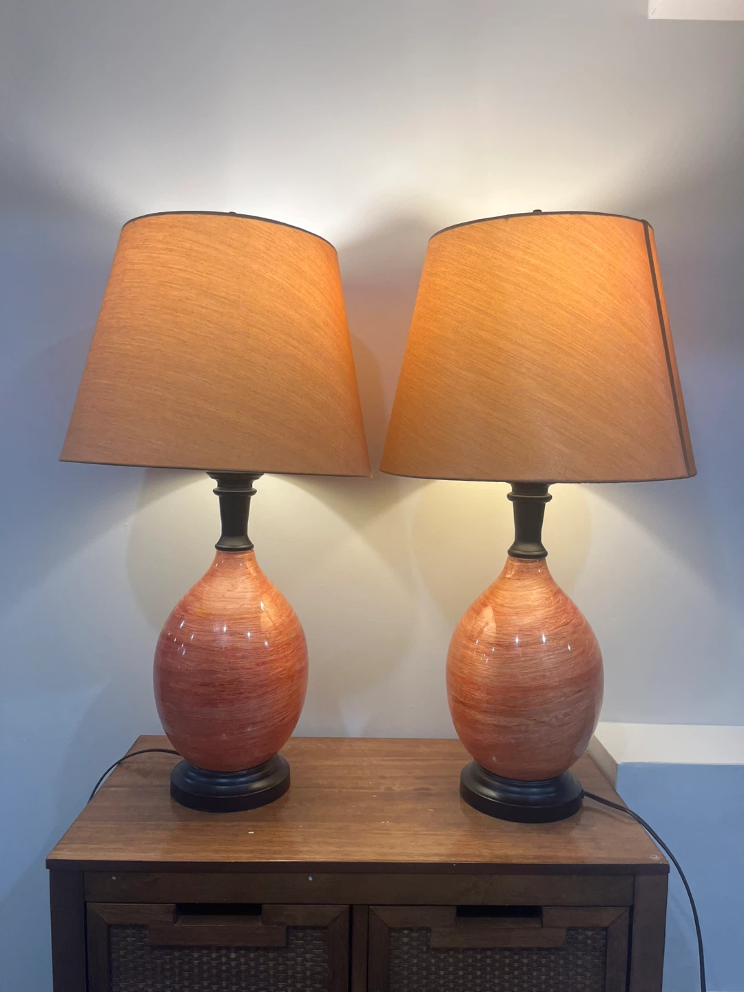 Glossy Faux-Wood Ceramic Table Lamp - photo 3