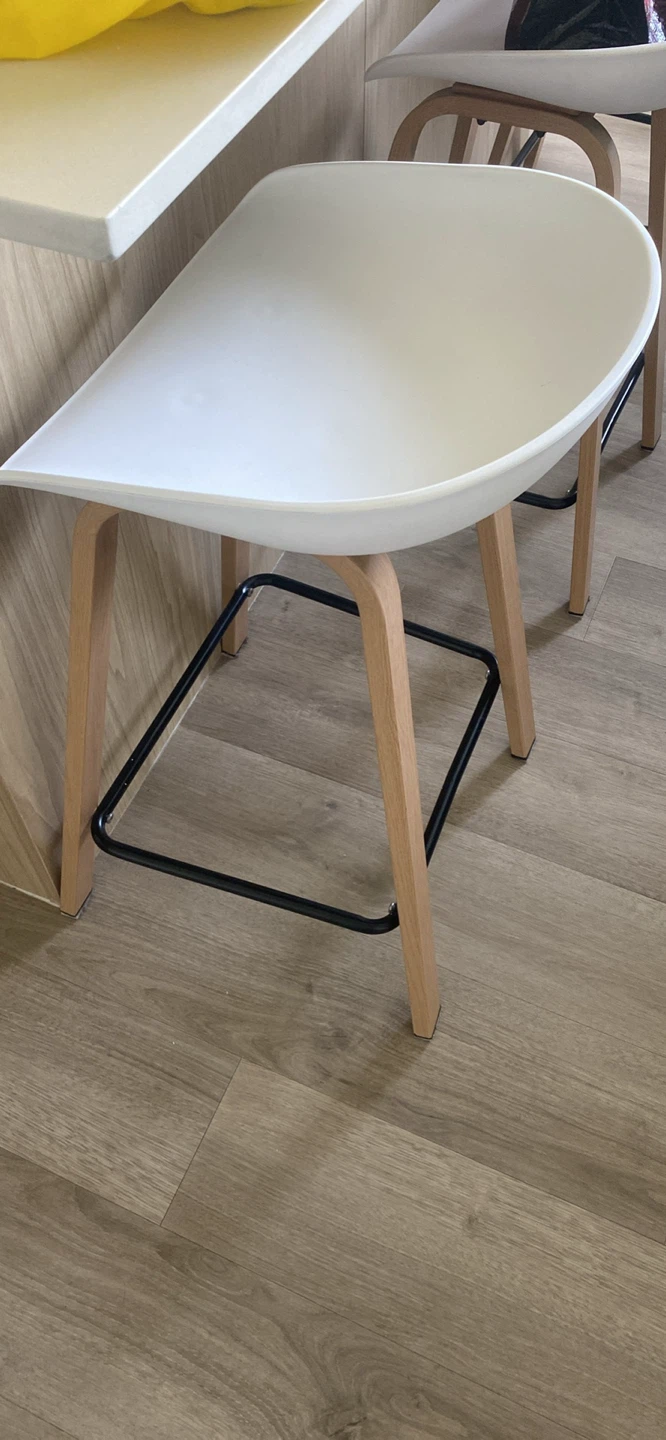 Set of 4 White Bar Stools with Wooden Legs