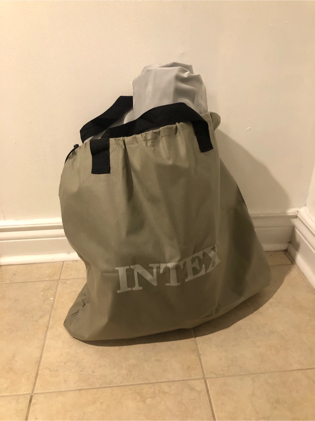 Intex inflatable air mattress with built-in pump and bag - photo 2