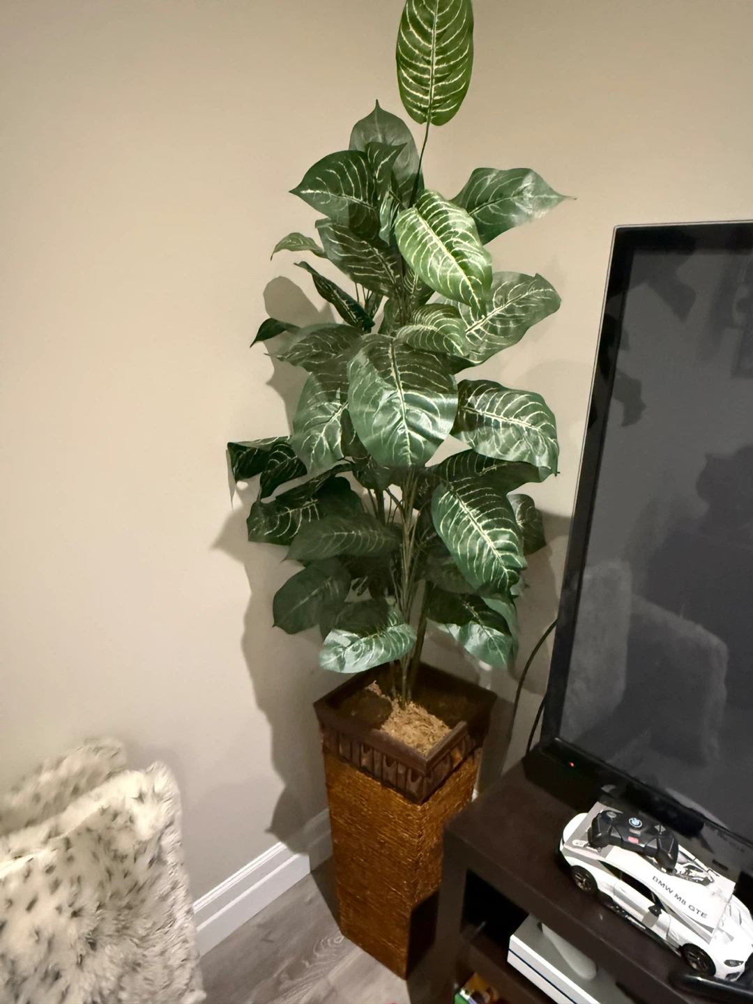 Beautiful artificial tree in great condition!