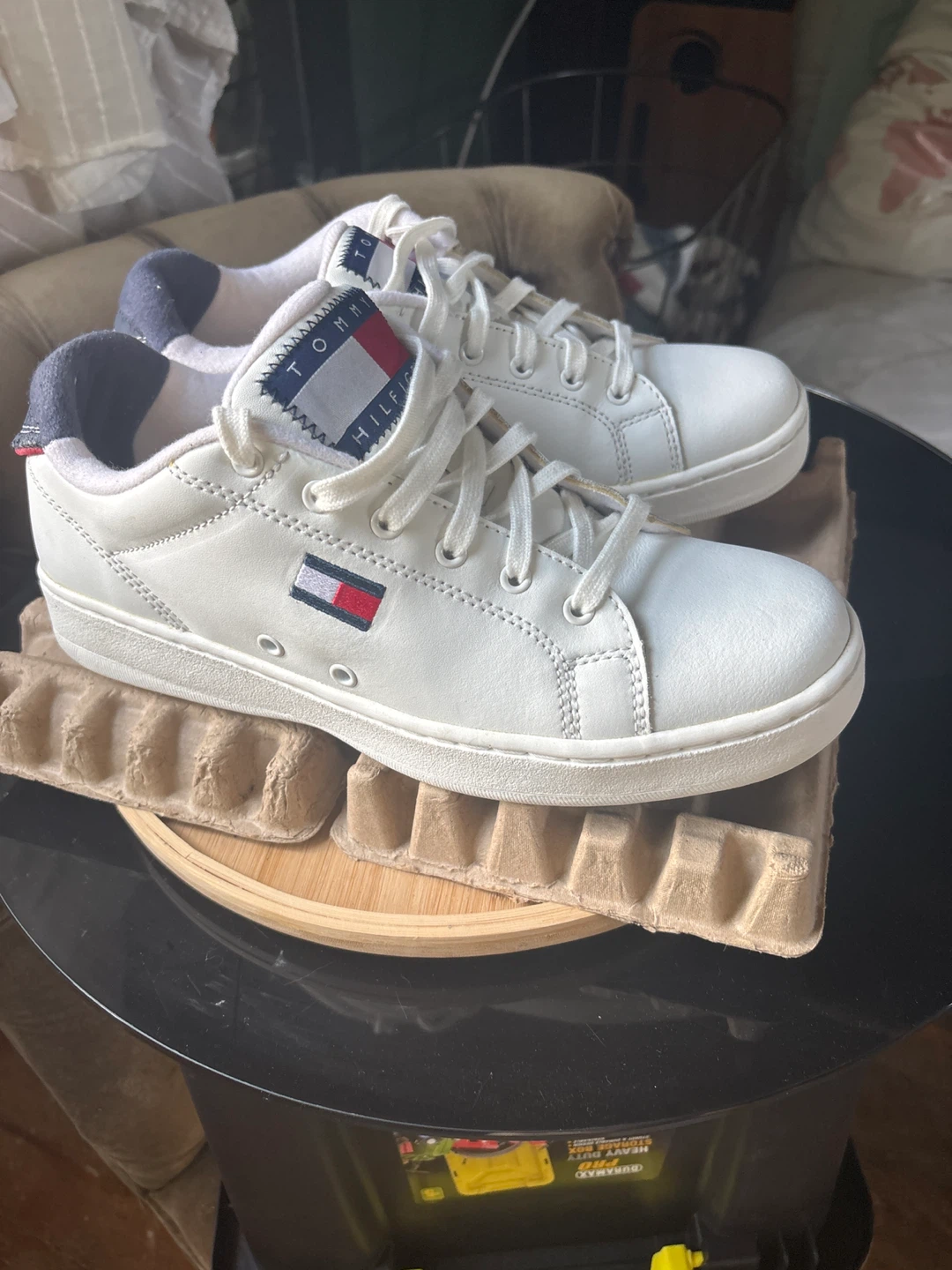 Men’s 9 Tommy Hilfiger White Leather Sneakers size 9