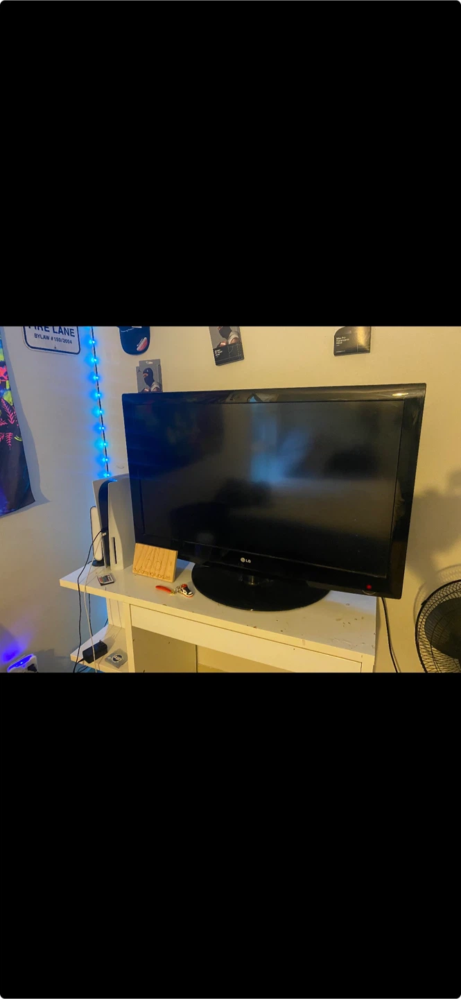 Ps5 it’s like band new it’s a disc LG TV