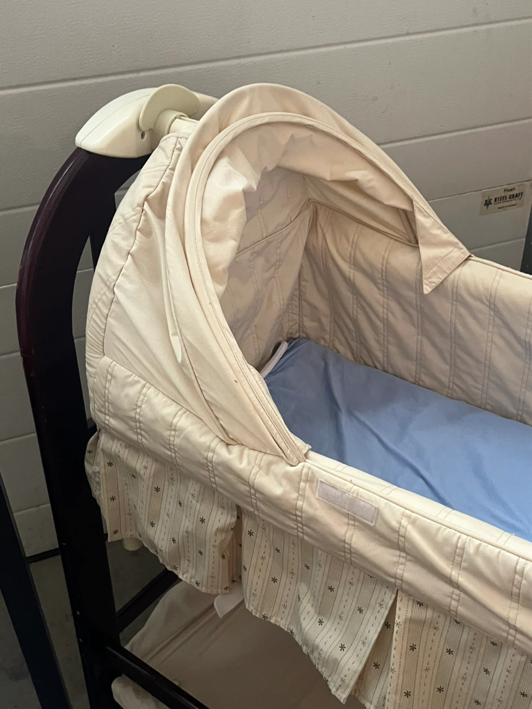Cream Bassinet with Canopy - photo 2