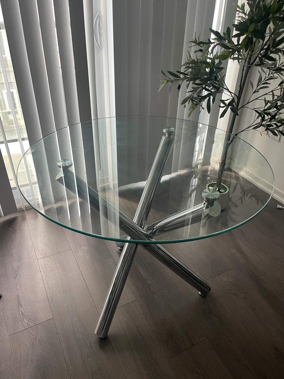 Round Dining Table with 3 Chairs – Excellent Condition