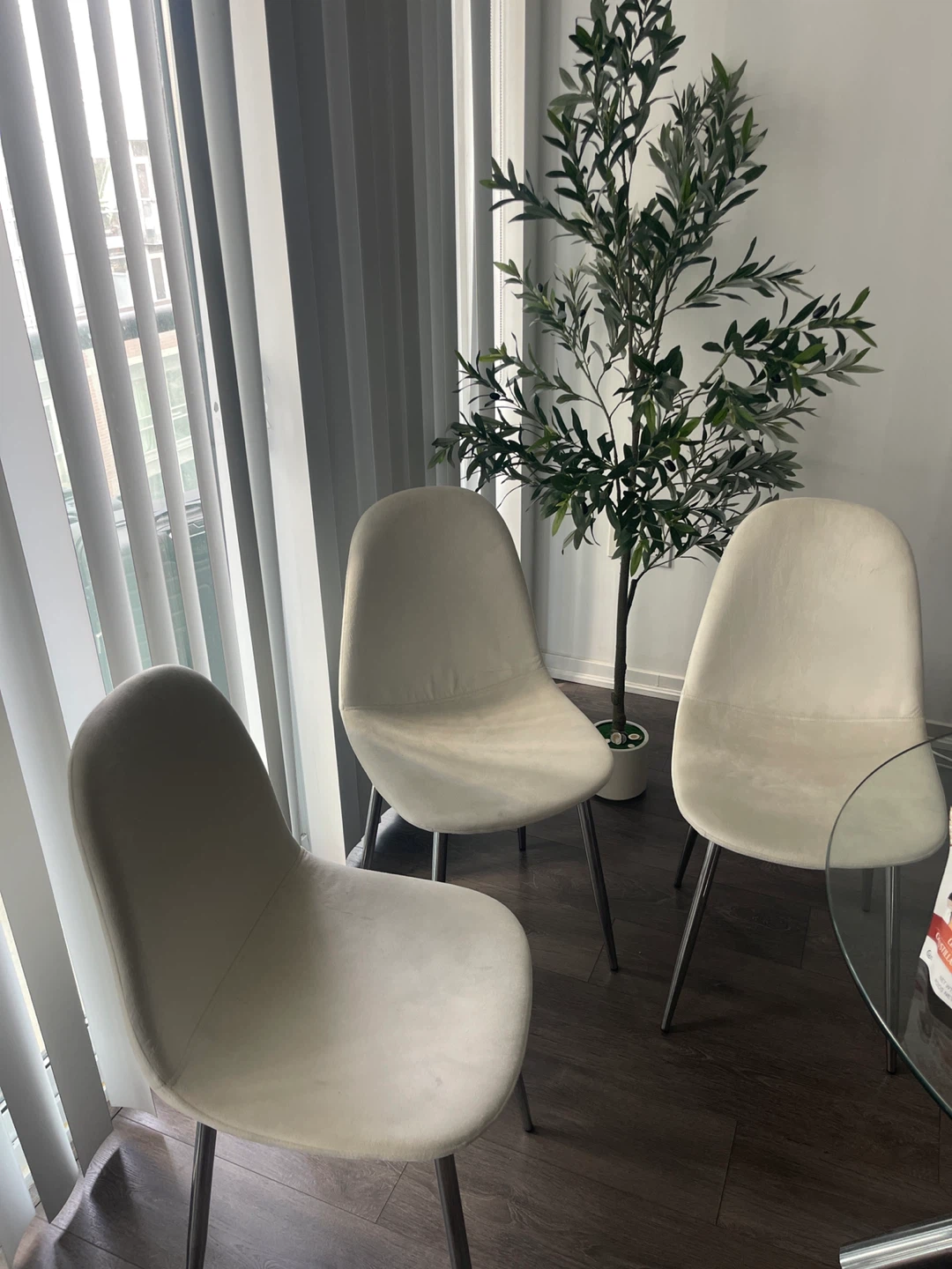 Round Dining Table with 3 Chairs – Excellent Condition - photo 2